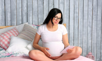 Развитие плода и ощущения женщины во время беременности после 30 лет